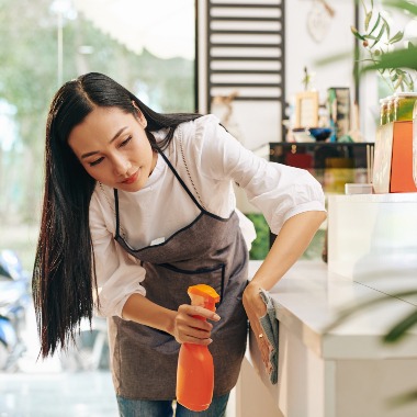 cleaner-6-cleaning-lady-is-holding-rags-and-detergent-for-cl-2022-01-27-23-47-51-utc-1-3 Aceituna colgando de un olivar